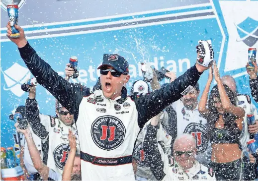  ?? PHOTOS BY PATRICK BREEN/THE REPUBLIC ?? Kevin Harvick celebrates winning the NASCAR Cup Series TicketGuar­dian 500 at ISM Raceway in Avondale on Sunday.