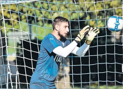  ?? FOTO: EFE ?? Gianluigi Donnarumma se prepara para la Eurocopa Sub-21 A sus 18 años, el futuro del meta italiano aún dará mucho que hablar