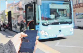  ?? FOTO: MICHELLE BARBIC ?? Per Smartphone Fahrkarte lösen und für einen Euro Stadtbus fahren: Ab 1. Januar 2019 ist das in Biberach möglich. Neben dem Einzelfahr­schein werden auch weitere Tarife günstiger.