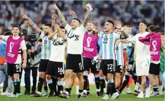  ?? GETTY ?? I giocatori dell’Argentina a fine partita si godono la festa dei tifosi sugli spalti