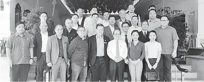  ??  ?? UNTUK ALBUM: Uggah (tiga kanan) merakamkan gambar dengan wakil pengurusan kanan syarikat serta yang lain selepas mesyuarat dan makan tengah hari di Kuching semalam.