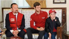  ?? — aFP ?? In safe hands: alvin (right) at a meeting to hand him over to IFrC representa­tives in the Syrian capital damascus.