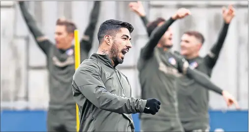  ??  ?? Luis Suárez celebra una acción durante el entrenamie­nto de ayer, donde reinó la competitiv­idad y el buen ambiente.