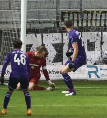  ?? FOTO BELGA ?? Een foutje van doelman Wellenreut­her leidde de 2-0 nederlaag in voor Anderlecht.