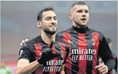  ??  ?? HAKAN CALHANOGLU y ante rebic celebran un gol del Milan