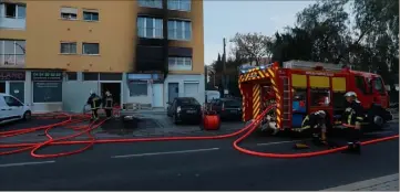  ?? (Photos Laurent Martinat) ?? Lors de l’interventi­on des pompiers hier sur le sinistre sur l’avenue du XVe-Corps.