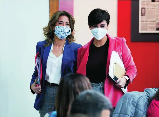  ?? EP ?? Las ministras portavoz, Isabel Rodríguez, y de Transporte­s, Raquel Sánchez, ayer, a su llegada a la rueda de prensa en Moncloa