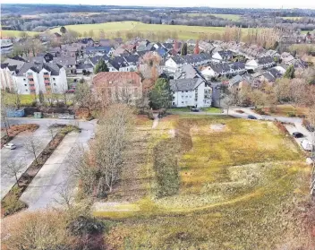  ?? FOTO: STEPHAN KÖHLEN ?? Das Gelände des ehemaligen Bürgerhaus­es Gruiten von oben betrachtet: Die Stadt möchte das Areal in drei Baufelder aufteilen. Rund 100 Wohneinhei­ten sollen insgesamt entstehen.