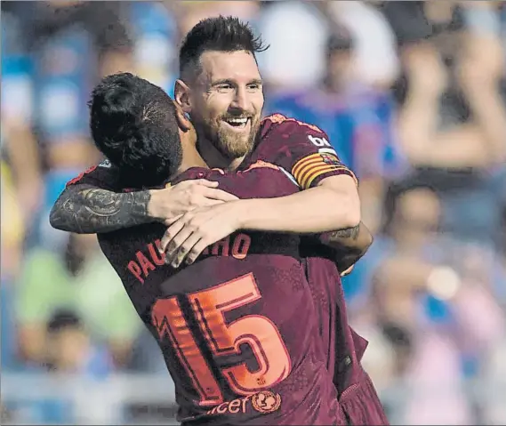  ?? FOTO: PERE PUNTÍ ?? Messi bendice su llegada al club azulgrana El argentino se fundió en un gran abrazo cuando el brasileño anotó el tanto que dio el triunfo al equipo de Valverde