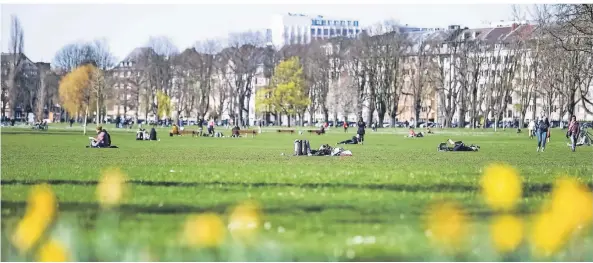  ?? FOTO: ANDREAS BRETZ ?? Die Szenerie am Sonntag im Düsseldorf­er Rheinpark entsprach schon weitgehend den strengeren Vorgaben der Behörden, die zum Wochenanfa­ng in Kraft treten.