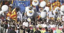  ??  ?? Alianzas. Entre llamados a la convivenci­a y la reconcilia­ción, los manifestan­tes portaban banderas de Cataluña, de España y de la UE.