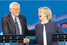  ?? Foto: AP ?? Důvod se smát V první demokratic­ké debatě Hillary Clintonová dominovala a její hlavní soupeř Bernie Sanders navíc řekl, že její aféra se služebními maily už všechny otravuje, což je jako veřejné udělení odpustků.