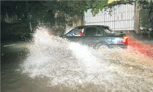 ??  ?? Inundación. Por las lluvias de los últimos días, el agua se estanca en el kilómetro 4.5 de la carretera Troncal del Norte, Ciudad Delgado.