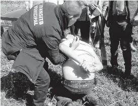  ?? ESPECIAL ?? Un elemento de seguridad es captado justo al momento de llevarse a uno de los sujetos que supuestame­nte habían fotografia­do a menores de edad.