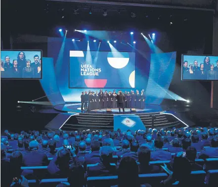  ?? FOTO: EFE ?? Trofeo e himno. La UEFA Nations League tendrá un trofeo nuevo (en la foto lo sostiene el presidente Alexander Ceferin) y un himno que se escuchó ayer antes del sorteo, cantado por el coro de la Ópera de Lausana . El selecciona­dor Julen Lopetegui acudió...