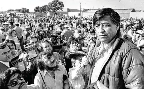  ?? Paul Sakuma / AP ?? Foto de archivo del 7 de marzo de 1979 del dirigente agrario César Cháez (der.) en un acto en la localidad de Salinas, California.