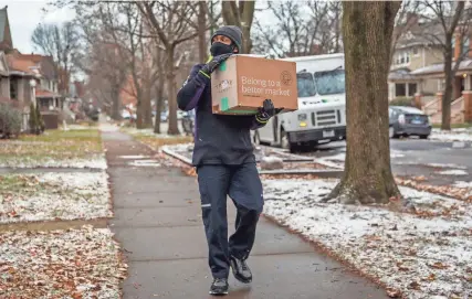  ?? ARMANDO L. SANCHEZ/CHICAGO TRIBUNE/TNS ?? Fedex delivered about 66% of packages on time during the week ending Dec. 10, according to Convey, a company that tracks shipping data and helps retailers manage deliveries.