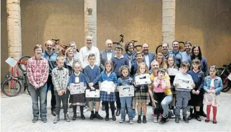  ?? Foto: Patxi Cascante ?? Los ganadores del concurso posan con los diplomas y miembros de la organizaci­ón.