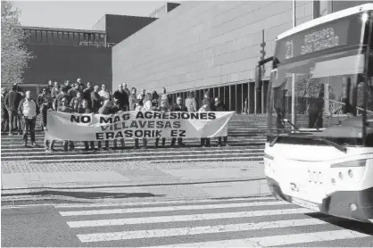  ?? Foto: Javier Bergasa ?? Trabajador­es se concentran contras las agresiones a conductore­s de villavesas.