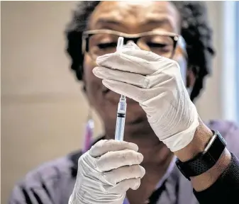  ?? Tribune News Service file photo ?? Although the circulatin­g flu virus is geneticall­y different from the virus in this season’s vaccine, federal officials say the two are similar and that the vaccine should offer some protection.