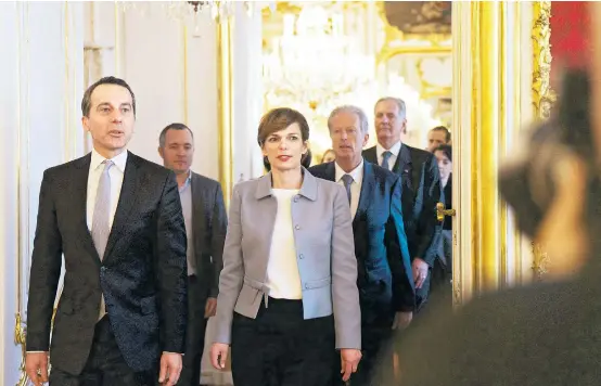  ??  ?? Auf dem Weg zur Angelobung in der Hofburg mit Kanzler Christian Kern (li.) und seinem Vize Reinhold Mitterlehn­er (re.): Die neue Frauen- und Gesundheit­sministeri­n Pamela Rendi-Wagner, erst seit kurzem auch Mitglied der SPÖ.