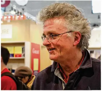  ?? (Photo : Actualitté). ?? Gérard Mordillat au salon du livre 2016.