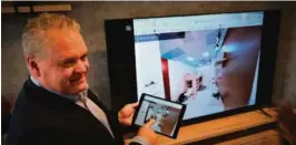  ?? FOTO: JON ANDREASSEN ?? NYTT KONSEPT: Jan Erik Groos i Fair Deal Gruppen viser fram den virtuelle møbelforre­tningen.