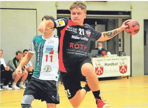  ?? FOTO: HEIKO KEMPKEN ?? John Krölls (am Ball) hat die Corona-pause genutzt und an seiner Fitness gearbeitet. Dafür gab es ein Extra-lob von seinem Trainer.