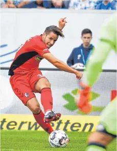  ?? FOTO: IMAGO ?? Dynamische Schusshalt­ung, ohne Torerfolg: Christian Günter beim 1:3 in Hoffenheim.