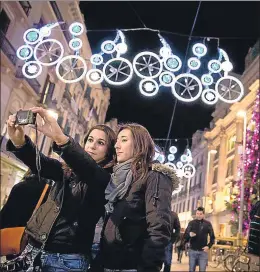  ?? DAVID AIROB / ARCHIVO ?? Las luces de Navidadde Barcelona han sido motivo de controvers­ia
