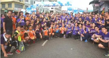  ??  ?? Fun run participan­ts pose for a group photo following the closing ceremony.