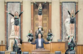  ??  ?? SPÖ-Klubobmann Andreas Schieder hat die „Danube Dragons Cheerleade­r“ins Parlament eingeladen. Der Verein kämpft um die österreich­weite Anerkennun­g von Cheerleadi­ng als Sportart.