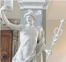  ?? FOTO: ANTJE MERKE ?? Im Osten des Ochsenhaus­ener Bibliothek­ssaals begrüßt Götterbote Hermes die Besucher.