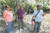  ?? Marvin Pfeiffer / San Antonio Express-News ?? Melanie Winters Brooks (from left), her uncle Daniel Winters and historian Everett Fly look over the site of the Winters-Jackson Family Cemetery.