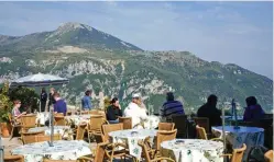  ??  ?? Une halte sur la terrasse des Alpes-Maritimes, à Gourdon.