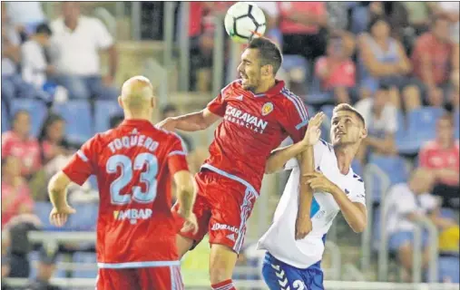  ??  ?? PRIMER PARTIDO. Tanto Toquero como Borja Iglesias, que intenta ganar un balón por alto, hicieron su debut con el Real Zaragoza en Tenerife.