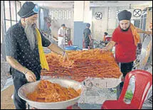  ?? AFP ?? Sikh devotees prepare ‘jalebi’ on the occasion of the Guru Nanak’s wedding anniversar­y at Gurdwara Kandh Sahib in Batala on Wednesday. The gurdwara derives its name from ‘kachchi kand, or mud wall, which, according to local tradition, stood on this site at the time of Guru Nanak’s wedding.
