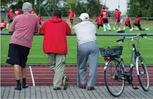  ?? Foto: dpa/Uwe Anspach ?? Idealvorst­ellung der alteingese­ssenen Fans: Freier Blick aufs Trainingsg­elände