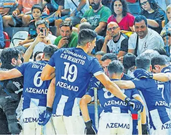  ?? ?? Jogadores do FC Porto ouvem as instruções do técnico Ricardo Ares