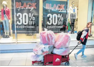  ?? CRISTOBAL HERRERA-ULASHKEVIC­H / EFE ?? Una compradora, durante la jornada del Black Friday en un centro comercial de Miami.