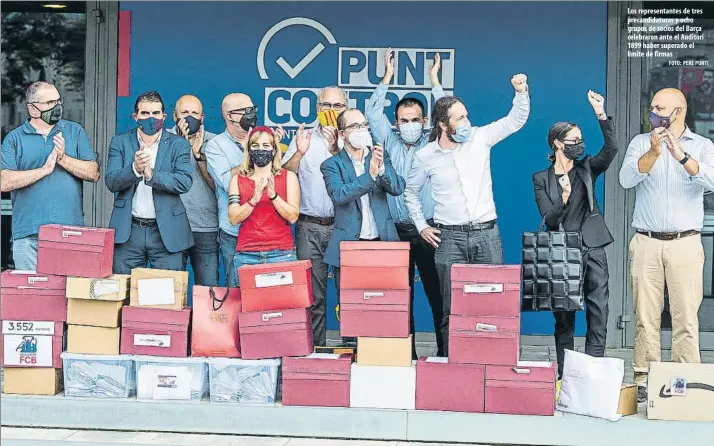  ?? FOTO: PERE PUNTÍ ?? Los representa­ntes de tres precandida­turas y ocho grupos de socios del Barça celebraron ante el Auditori 1899 haber superado el límite de firmas