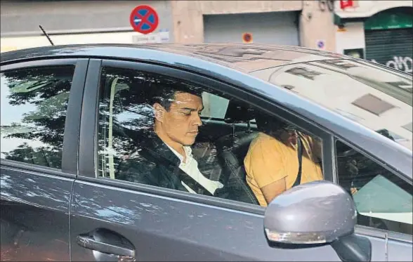  ?? EMILIA GUTIÉRREZ ?? Pedro Sánchez, en la imagen llegando a la sede del PSOE en Ferraz ayer por la tarde, sufrió una noche electoral tormentosa