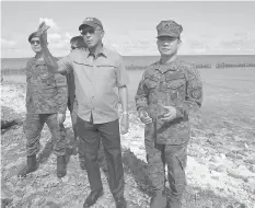  ?? AGENCE FRANCE PRESSE ?? Defense Secretary Delfin Lorenzana (2nd from right) with Armed Forces of the Philippine­s Chief General Eduardo Año (right) visit and inspect the runway of the airport in Thitu island in The Spratlys, brushing off a challenge by the Chinese military...