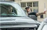  ??  ?? Sul set Russell Crowe con il regista Derrick Borte sul set di
«Il giorno sbagliato». Il film sarà nelle sale italiane dal 24 settembre
