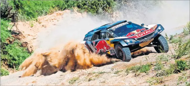  ??  ?? MÁS CERCA DEL OBJETIVO. Carlos Sainz superó otro complicado día y hoy se disputa la etapa final, la que puede coronarle campeón del dakar por segunda vez tras la de 2010.