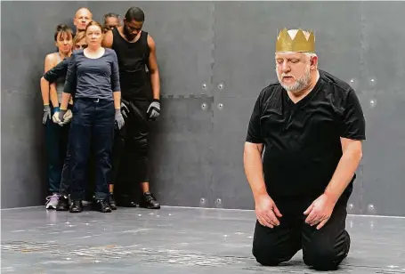  ?? FOTO MARC BRENNER ?? Cela zalidněná myšlenkami. Richard II. (Simon Russell Beale) přemítá, jak má dát smysl malému světu své samotky.