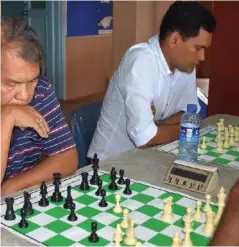  ?? Photo: ?? CM Manoj Kumar (right) during the Brijlal Fiji’s National Blitz Chess Championsh­ip. Fiji Chess Federation