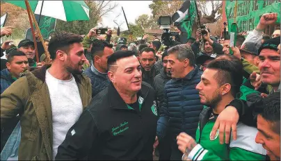  ?? CEDOC PERFIL ?? EN FAMILIA. Los Saillén llegando a la asamblea general del gremio en la semana.