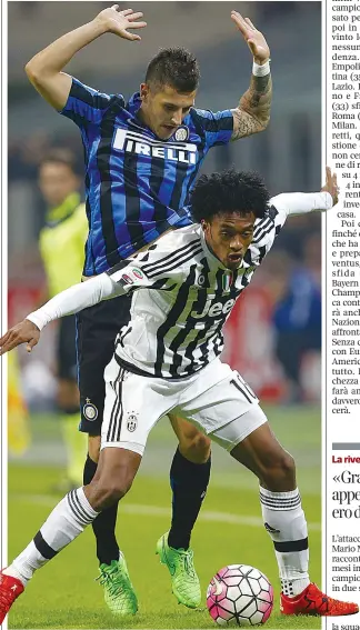  ??  ?? Duello Lo juventino Juan Cuadrado aggredito alle spalle da Stevan Jovetic (Reuters)