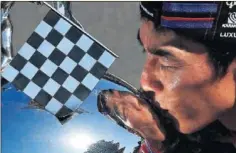  ??  ?? EMOCIONADO. Sato besa el trofeo de ganador de las 500 Millas.